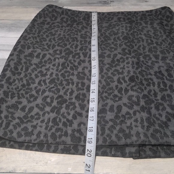 Ann Taylor Loft Petites Grey Leopard Print Skirt 6P - Picture 6 of 11